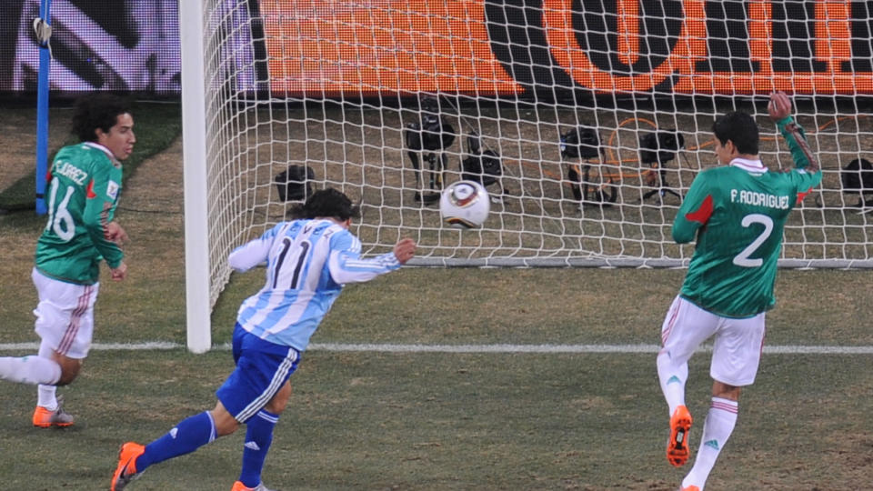 OFFSIDE: Carlos Tevez nikker inn 1-0 mot Mexico i g�r. TV-reprisen viser at han var i klar offside da pasningen fra Lionel Messi ble spilt. Foto: AFP