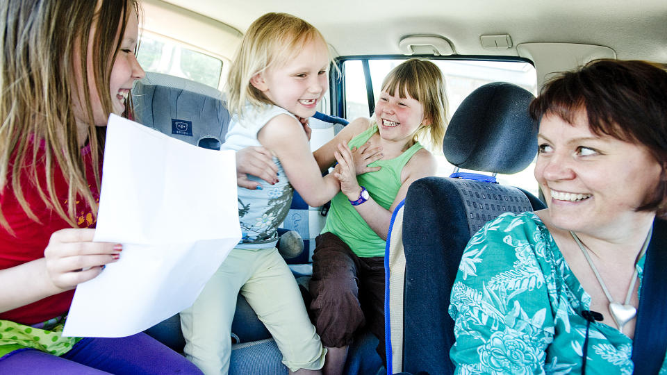 P� BILFERIE: �se Gundersen og d�trene Alide (11), Fanny (7) og Lea (9) er p� vei til Sk�ne. De tre jentene er gode venner, stort sett. For ordens skyld; bilen sto parkert da bildet ble tatt. Foto: Thomas Rasmus Skaug