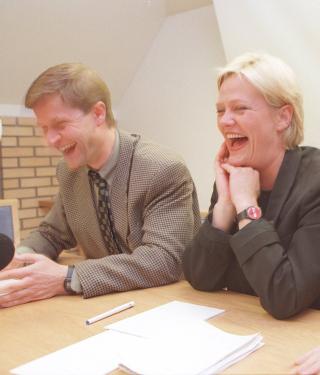 LO AV JAGLAND: SVs Erik Solheim og Kristin Halvorsen mente i 1997 at de uklare regjeringsutspillene om gasskraft skyldtes at statsminister Thorbj�rn Jagland egentlig var imot, men ikke ville si det h�yt. Her ler de etter sp�rsm�l om de syntes statsministeren og milj�vernministeren uttalte seg i takt i gasskraft-saken. Foto: NTB-foto Aleksander Nordahl