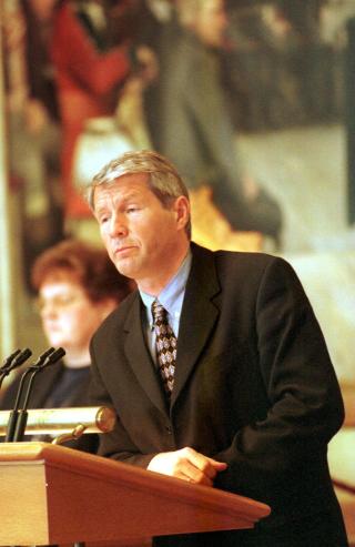 PROBLEMER MED GASS: Thorbj�rn Jagland fikk problemer med det sterkt polariserende gasskraftverk-sp�rsm�let da han var statsminister for sin mindretallsregjering i 1996 og 1997. Her p� Stortingets talerstol under debatten om utbygging av gasskraftverk p� Kolsnes og K�rst�.
Scan-Foto: Cornelius Poppe / SCANPIX