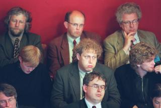 GA GASSKRAFTSAKEN ET GR�NT SKJ�R: Bellona gjorde CO2-fangst og lagring til en fanesak p� 1990-tallet. Leder Frederic Hauge (i midten) under en veldig kjedelig stortingsdebatt om gasskraftverk p� 1990-tallet. Til venstre for Hauge Lars Haltbrekken i Natur og Ungdom. I midten bak Erik Haugen og Arne Thorvik i Prosessindustriens Landsforening. NTB-foto: Aleksander Nordahl