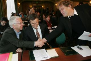 P� LAG MED INDUSTRIEN: Frederic Hauge i Bellona hilste p� Johan Nic. Vold i Shell og Helge Lund i Statoil under 2006-presentasjonen av planene om � bruke CO2-utslippet fra et gasskraftverk p� Tjeldbergodden til injisering i oljebr�nner. 
Foto H�kon Mosvold Larsen / SCANPIX