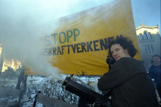 REGJERINGSKRISE 2000: Bondevik var i ferd med � m�tte g� av, og utenfor Stortinget demonstrerte gasskraftmotstanderne.