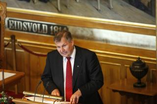 VIL HA MER TID: Mens deler av milj�bevegelsen og opposisjonen mener vi skal sette i gang n�, mener regjeringen ved Terje Riis-Johansen at teknologien m� videreutvikles. 
Foto: Stian Lysberg Solum / Scanpix