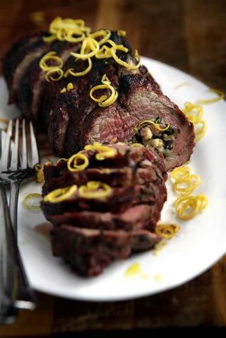 Saken er biff: Den virkelige sicilianske m�ten � grille biff p�, er � fylle herligheten med rosmarin, kraftig pecorino-ost og salt salami. Smaker best n�r den lages ute p� grillen. Foto: METTE RANDEM