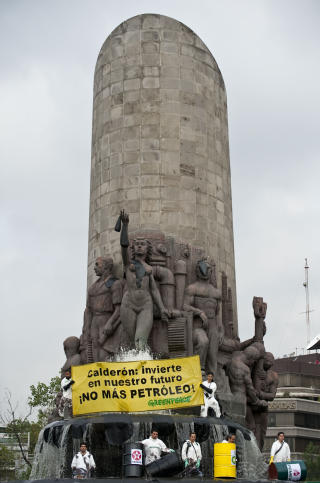 GREENPEACE MOTSTANDERE: Milj�vernorganisasjonen som ikke st�r s� sterkt i Norge som andre land, er motstandere av gassrensing. De �nsker heller fokus p� alternative energikilder. Her fra en demonstrasjon mot fossilt brennstoff i Mexico City i juni. Foto: AFP