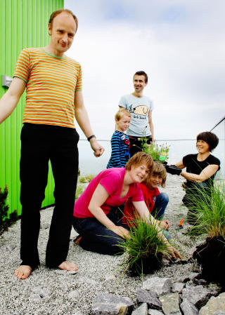 Dugnad: P� takterrassen har beboerne plantent en steinstrand. F.v.: Cord Siegel, Karin Lrsson, Pontus �qvist, Ylva �qvist og s�nnene Villa og Max. Foto: Nina Ruud.