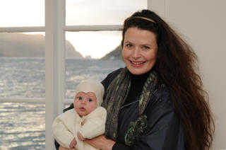 F�rste bes�k: Lille Baltazar p� bes�k i Kj�llefjord 2 m�neder gammel.