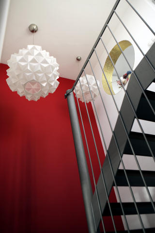 Trappel�pet R�d fondvegg, gullmosaikkvindu og to �Ray Power Alhambra
Lamps�.