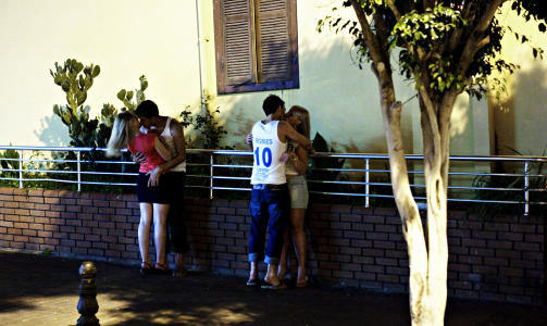FERIEFL�RT: Kvinnelige turister finner tonen med lokale gutter i Alanya. Foto. Nina Hansen / Dagbladet