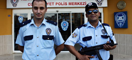 FORSIKRINGSPENGER: Leder av den st�rste politistasjonen i Alanya, Firat Erdem, sier til Dagbladet at norske jenter anmelder voldtekt for � f� igjen forsikringspenger. Foto Nina Hansen / Dagbladet