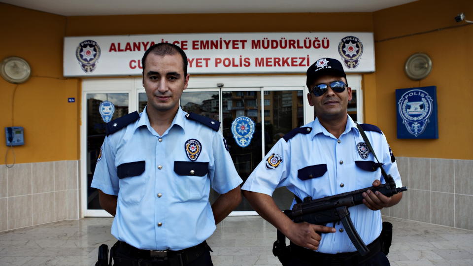 VIL HA FORSIKRINGSPENGER: Firat Erdem (til venstre), leder av den st�rste politistasjonen i Alanya. Foto Nina Hansen / Dagbladet
