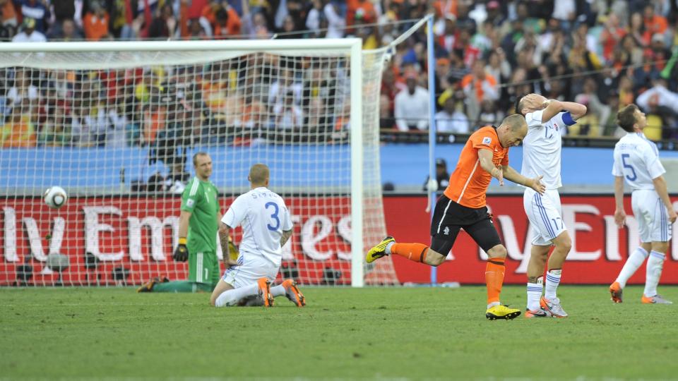 TILBAKE MED SCORING: Arjen Robben spilte endelig fra start i VM. Her har han nettopp scoret for Nederland. Foto: EPA/ANDY RAIN
