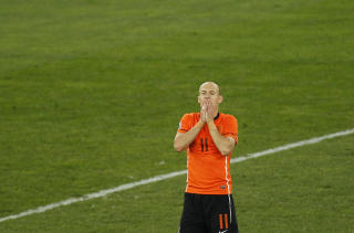 MATCHVINNER: �Nederlands beste mulighet ligger i duellen Arjen Robben mot venstreback Michel Bastos, men heller ikke her blir det noen lett parseier� skriver Esten O. S�ther. Foto: Scanpix