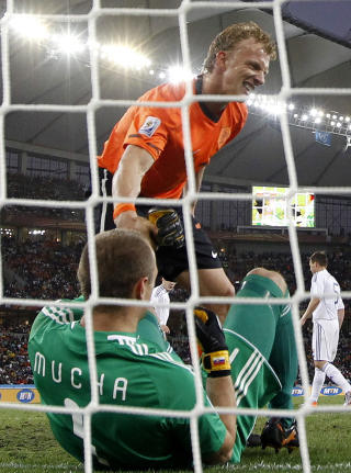 M�LGIVENDE: Dirk Kuyt l�per avg�rde for � gratulere m�lscorer Wesley Sneijder. Kuyt gjorde alt forarbeidet og alt Sneijder m�tte gj�re var � sette den i m�l. Foto: Scanpix