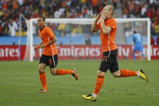 SLENGKYSS: Arjen Robben (t.h) sender av g�rde et par slengkyss etter � ha satt inn 1-0.  Foto: Scanpix