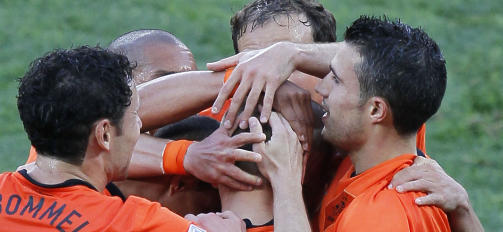 OMFAVNET: Arjen Robben blir gratulert av lagkameratene. Foto: Scanpix