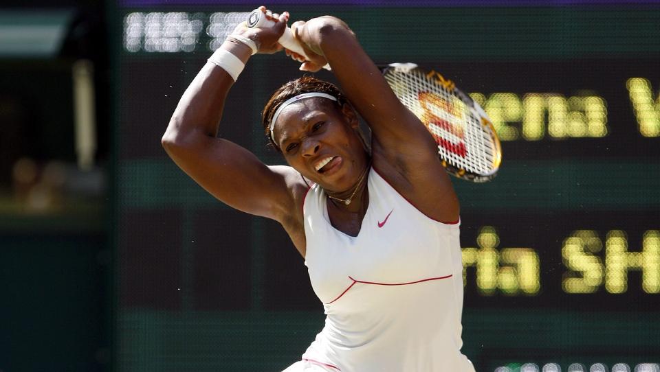 TIL KVARTFINALE: Serena Williams under dagens kamp mot Maria Sjarapova i 4. runde av Wimbledon-turneringen. Williams vant kampen, og er klar for kvartfinalen. Foto: Felipe Trueba,  EPA/Scanpix