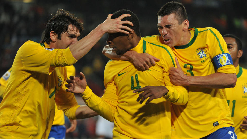 VI LIKER DET VI SER: �Onde brasilianske tunger kan si at midtbanesliteren Dunga har skapt et lag i sitt eget bilde. Vi andre kan bare si at vi liker det vi ser Dette er et topplag fra fotballens tempel s� godt som noe� skriver Esten O. S�ther. Foto: AFP PHOTO / ROBERTO SCHMIDT