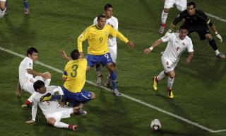 STRAFFE? Lucio klasket i bakken da f�ttene hans satte seg fast mellom beina til Pablo Contreras, men dommer Howard Webb ville ikke bl�se straffe. Foto: Michael Sohn, AP/Scanpix