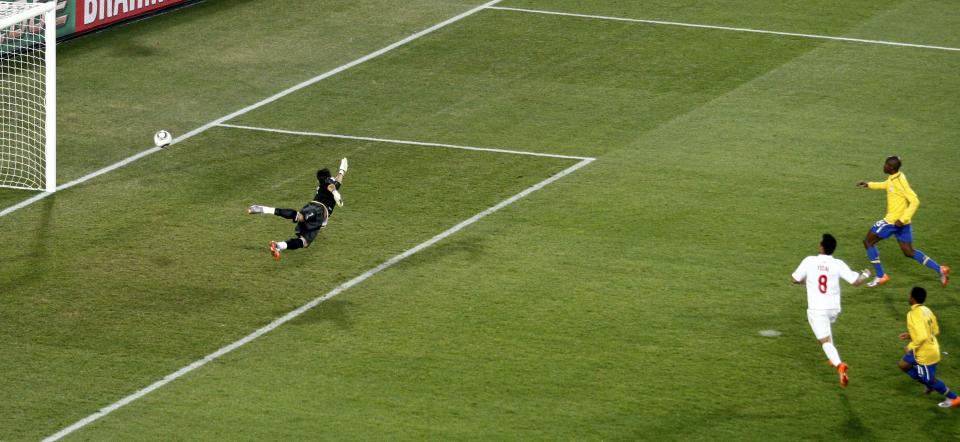 SOM VANLIG: Robinho (nederst til h�yre) kr�ller inn 3-0-m�let rundt Chile-keeper Bravo. Robinhos sjuende m�l p� fire kamper mot Chile. Foto: Howard Burditt, Reuters/Scanpix