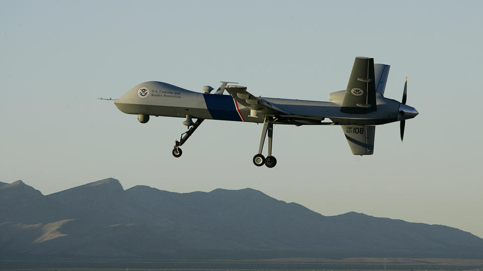 - NORGE HAR PRIORITERT BORT: Predator, en av mange ubemannede droner (UAV) i bruk. Denne patruljerer grensa mellom USA og Mexico. Foto: AP Photo/Ross D. Franklin/SCANPIX