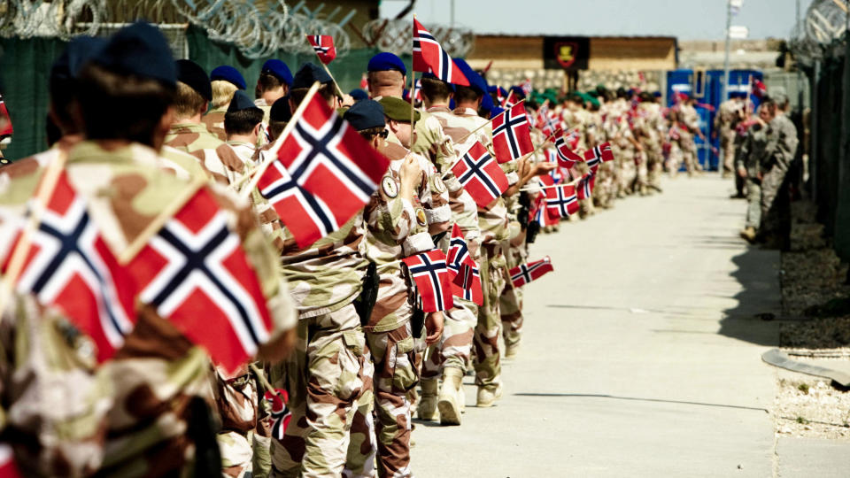TIDSSP�RSM�L: �Angrepet som tok livet av fire norske soldater s�ndag, minner oss om at vi langt fra har vunnet krigen. Hvor lenge vil vi fortsette?� sp�r Karsten Friis i NUPI. Her fra den norske 17. mai-feiringen i Meymaneh i Afghanistan tidligere i �r. 
Foto: Lars Kroken / Scanpix