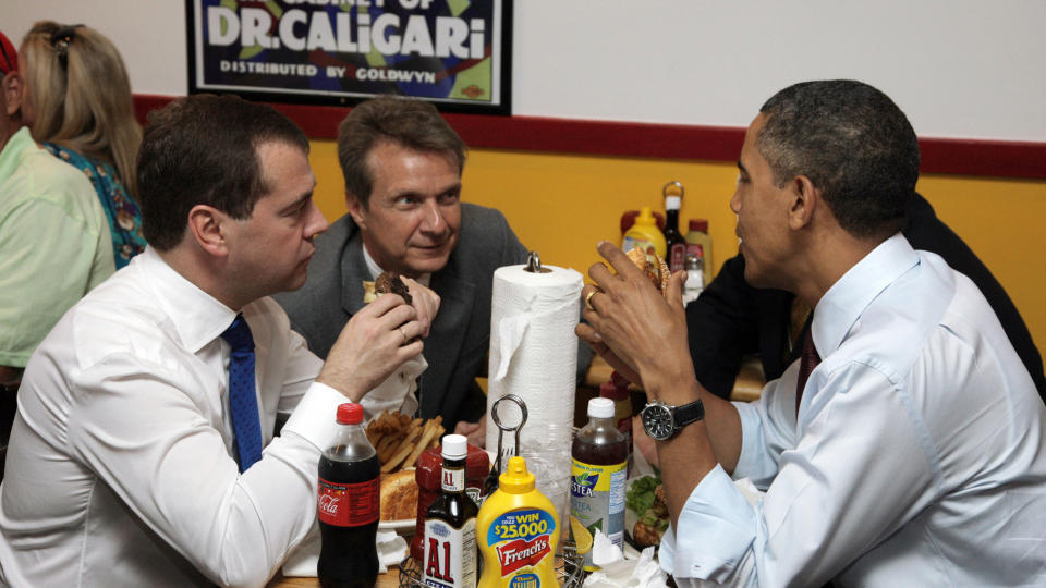 UTE TIL LUNSJ: Barack Obama og Dmitrij Medvedev tok en avstikker fra Det hvite hus, og dro til Ray's Hell Burger i Arlington, Virginia, under det russiske presidentbes�ket i forrige uke. Tre dager etter det gemyttlige bes�ket arresterte FBI det de mener ti russiske spioner. Foto: AFP PHOTO/SCANPIX