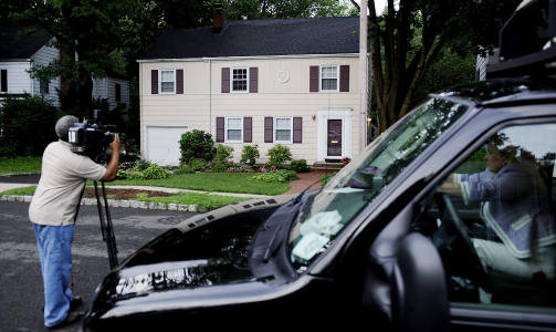 FORSTADSLIV: Amerikanske medier utenfor huset til to av de p�st�tte spionene i Montclair, New Jersey. Her bodde de og utga seg for � v�re ekteparet Richard og Cynthia Murphy. Foto: Jeff Zelevansky/Getty Images/AFP/SCANPIX
