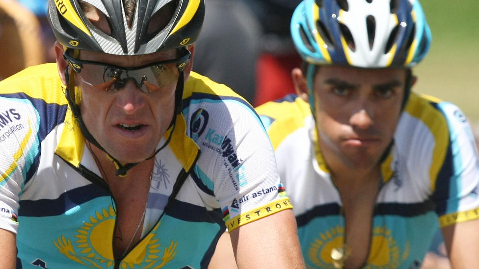 KONKURRENTER: Lance Armstrong og Alberto Contador kj�rte for samme lag i fjor, Astana. I �r konkurrerer de to uvennene p� forskjellig lag om sammenlagtseieren i Tour de France. Foto: AFP