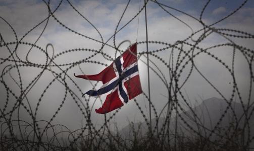 P� HALV STANG:  Det flagges p� halv stang i den norske delen av millit�rleiren i Mazar-e-sharif. Foto: Jonte Wentzel
