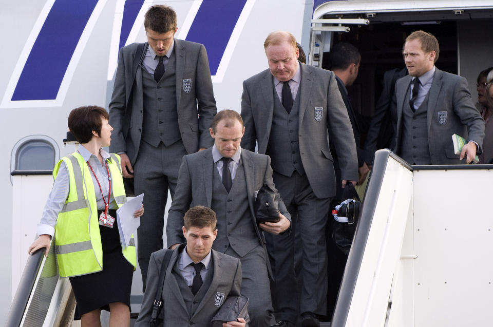 HJEMME: Steven Gerrard, Wayne Rooney og de andre engelske stjernene landet i London i dag. Foto: AP