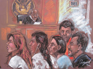 FEM AV DE MISTENKTE: Denne tegningen viser halvparten av de arresterte i rettssalen i New York. Foto: AFP PHOTO/SHIRLEY SHEPARD/COURTROOM ARTIST