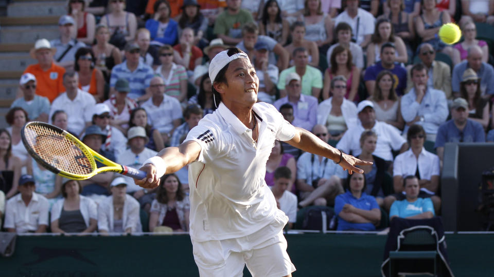 OVERRASKELSE: Wimbledons st�rste overraskelse til n� st�r Yen-Hsun Lu for. Her viser han at �ye-til-h�nd-koordinasjonen er i orden, sikkert l�rt under oppveksten da han fanget kyllinger om natta. Foto: Reuters