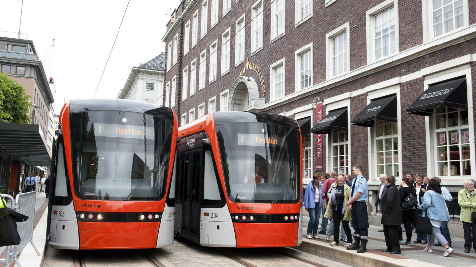 SER MOT BERGEN: Den nye bybanen i Bergen g�r mellom Bergen sentrum og Nesttun, 9,8 km lenger s�r. Den skal frakte 6,5 millioner passasjerer p� �rsbasis. Foto: Marit Hommedal / SCANPIX
