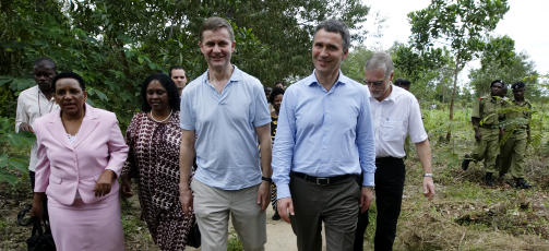 NORGES ST�RSTE BISTANDSMOTTAKER: Tanzania f�r mest, etterfulgt av Afghanistan og De palestinske omr�dene. Her er Stoltenberg og Solheim i Ruvu-skogen i Tanzania. 
Foto: Cornelius Poppe / SCANPIX