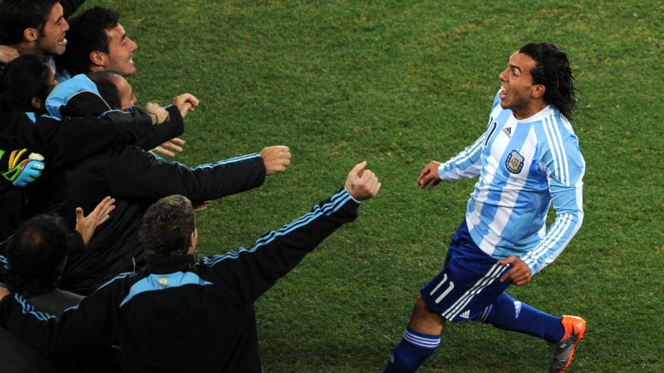 I FORM: Carlos Tevez puttet to ganger i �ttendelsfinalen mot Mexico, og har virket kvikk i f�ttene i VM s� langt. Det samme kan ikke sies om mange av hans kolleger i Premier League. Foto:  AFP PHOTO / PEDRO UGARTE