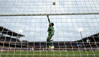 KJEMPESJANSE 2: Daisuke Matsuis skudd fra 20 meter gikk i tverliggeren. Foto: AP.