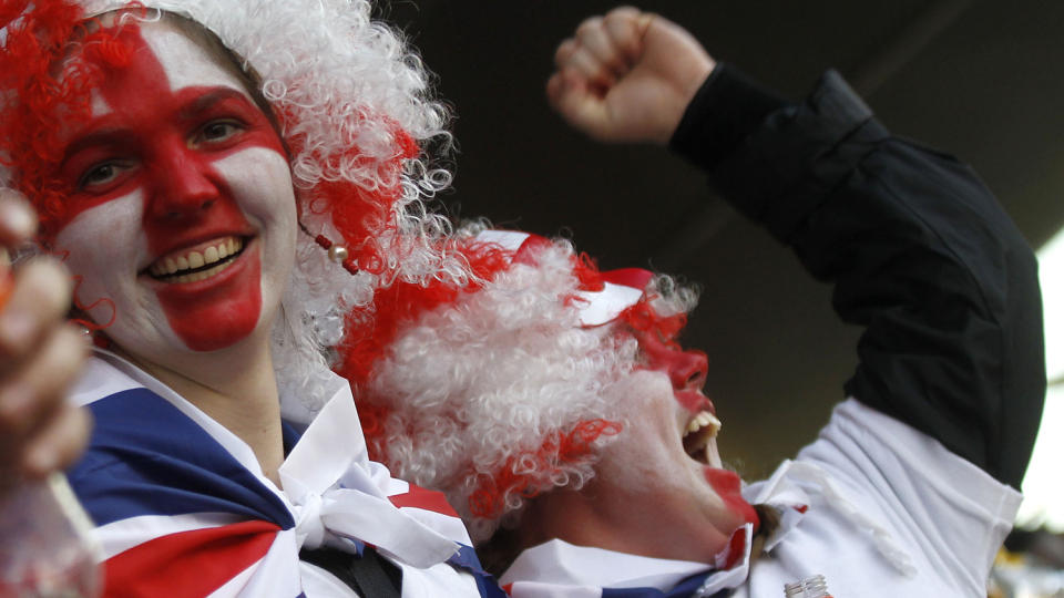 LATTERLIGJ�R LANDSLAGET: Engelske fans har gjor det til en sport � konstruere vittigheter p� bekostning av Fabio Capellos menn. Foto: Jerome Delay soccer match Sunday June 27, 2010.  (AP Photo/Jerome Delay)