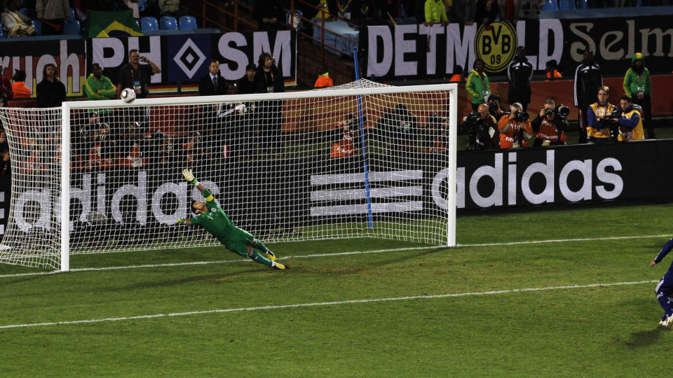 STRAFFEMISS. Yuichi Komano banket Japans tredje straffe i tverliggeren. Paraguay scoret p� alle sine. Dermed er Japan ute av VM for denne gang. Foto: AAllessandra Tarantino / AP.