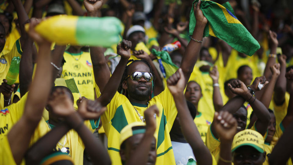 FORN�YDE: Brasil-fansen var forn�yde med 3-0-seier og avansement over Chile i g�r. I Brasil fikk derimot fansen en litt annen beskjed via en avisannonse. Foto: Alexandre Meneghini / AP.