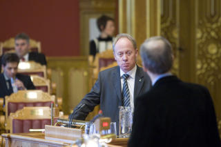 VIL TA DEBATTEN I STORTINGET:
Stortingsrepresentant Jan Arild Ellingsen (FrP) (t.v.), her sammen med utenriksminister Jonas Gahr St�re i Stortinget. Foto: H�kon Mosvold Larsen / Scanpix