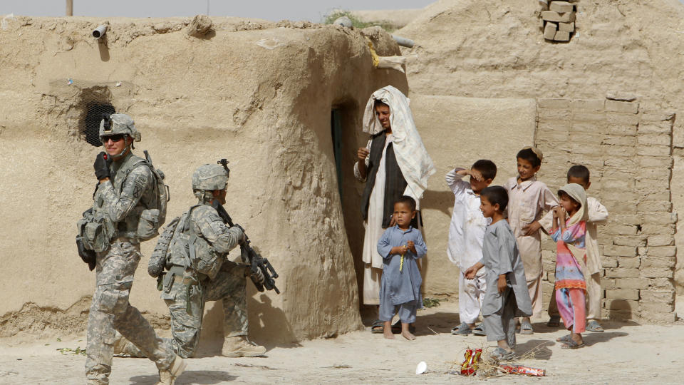 AVVENTER: En amerikansk soldat patruljerer en hvete�ker i landsbyen Gorgan i Dand-distriktet s�r for Kandahar. Den planlagte storoffensiven mot Taliban i dette omr�det lar vente p� seg fordi operasjonen i Marjah, som ble sett p� som en generalpr�ve, ikke har fungert godt nok, if�lge Reuters. Foto: REUTERS / Denis Sinyakov / SCANPIX