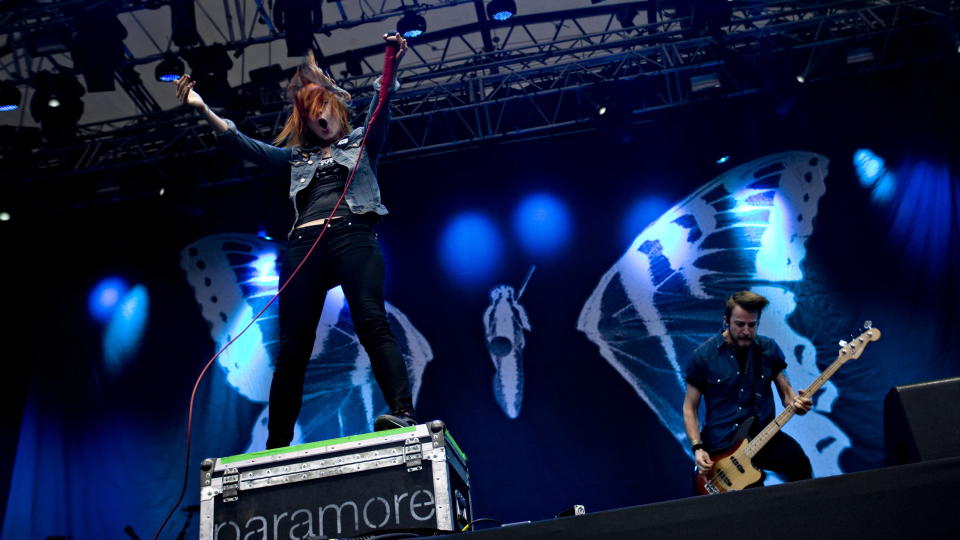 LITEN STOR FRONTFIGUR:Det handlet om bandet og fansen da Hayley Williams bryskt kommanderte publikummet sitt ut i kamp under Hovefestivalens f�rste dag. Foto: Tor Erik Schr�der / Scanpix