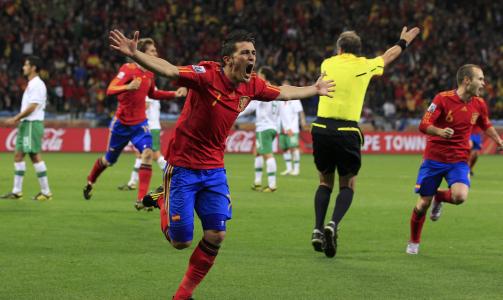 - ET STOR STEG: David Villa feirer scoringen som sendte Spania til kvartfinalen og ham til delt topplassering p� scoringslista i VM. Foto: Marcelo Del Pozo,  Reuters/Scanpix