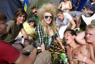 EGEN STIL: Motebildet preger festivalsommeren ogs�, men ikke alle bryr seg. &mdash;Nei, jeg fikk noen rare tanker i hodet, fant fram kammen og gikk l�s p� h�ret, sier Mariann Nilsen. Og det skremmer tydeligvis ikke gutta &mdash; snarere tvert om.