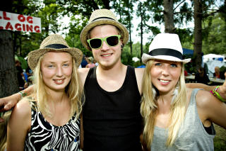 S� HATTEN PASSER: Inga Larsen, Sigurd Kulseng og Tina Carina Laurends har sommerens hotteste hatter.
