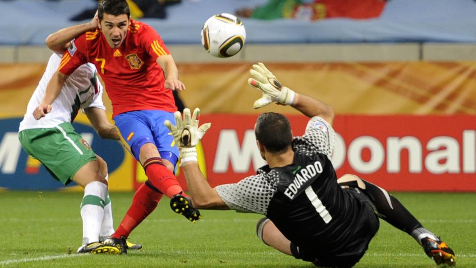L�FTET INN AVGJ�RELSEN: David Villa setter inn kampens eneste m�l etter en retur fra Portugals gode keeper Eduardo. Foto: Daniel Ochoa de Olza, AP/Scanpix