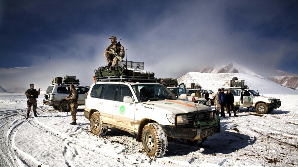 I AFGHANISTAN: Her kj�rer norske ISAF-soldater fra Meymaneh til Gurzivan for � �pne ny politistasjon i 2007. Sikring av kortesjen er fast rutine i frykt for angrep. Foto Jacques Hvistendahl/Dagbladet.
