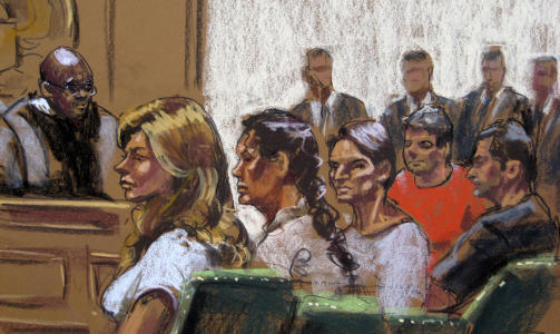 NEKTER: Chapman nekter ethvert bekjentskap til FBIs beskyldninger. Her sammen fire andre spionmistenkte; Vicky Pelaez, Richard Murphy, Cynthia Murphy og Juan Lazaro. Tegningen er laget under en h�ring i Manhatten Federal Court i New York i g�r. Foto: Reuters